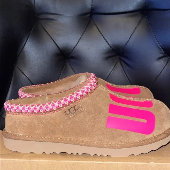 UGG Brown Slippers with Vibrant Pink Details - Picture 4 of 14